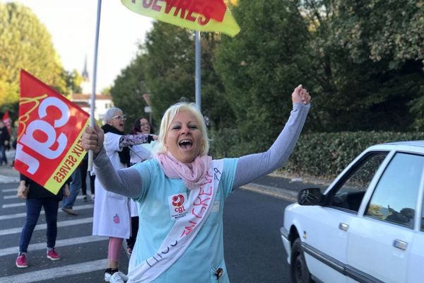 Les employés en grève de l'hôpital de Niort ont distribué 2000 tracts à un rond-point de la ville.