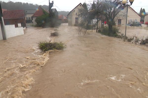 Le village de Bourthes totalement inondé, mardi 2 janvier 2024, après la montée du niveau de l'Aa. Le fleuve côtier est désormais classé en rouge pour risque de crue par les autorités.