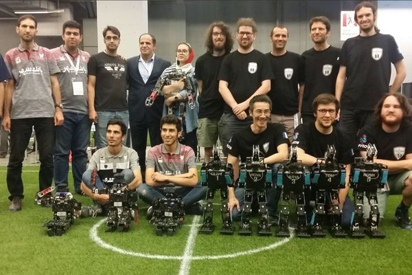 Rhoban (droite) et leurs robots bordelais se sont imposés 1-0 face à l'équipe iranienne hier soir. 