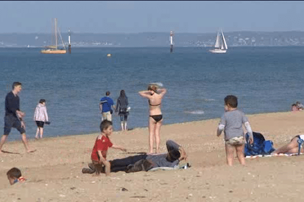 Les maillots de bain étaient de sortie ce dimanche sur la plage de Courseulles-sur-Mer