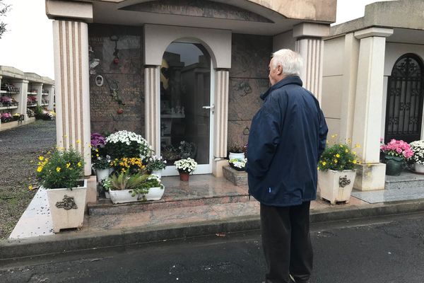 Manuel Sanchez devant la tombe de sa fille Muriel.