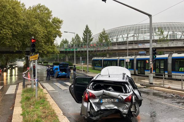 L'employé municipal a été touché par des tirs d'arme à feu, après un accident survenu près de la mairie de Grenoble, ce dimanche 8 septembre.