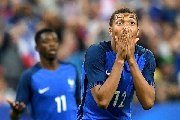 Kylian Mbappé au stade de France lors du match contre l'Angleterre, le 13 juin 2017 à Paris. FRANCK FIFE / AFP