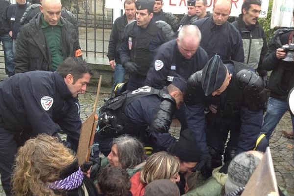 Lorient : une délégation de manifestants voulant rencontrer Manuel Valls, a été violemment repoussée par les forces de l'ordre