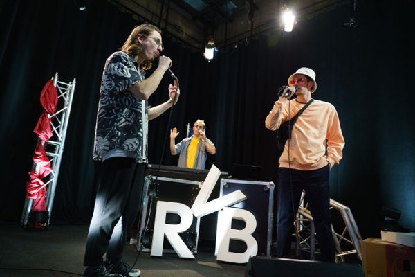 Fodo (à gauche), Jotra (à droite) et RedsK (au fond), du groupe de rap Eirveibei (RVB) sur le plateau de #studio3, à France 3 Franche-Comté.