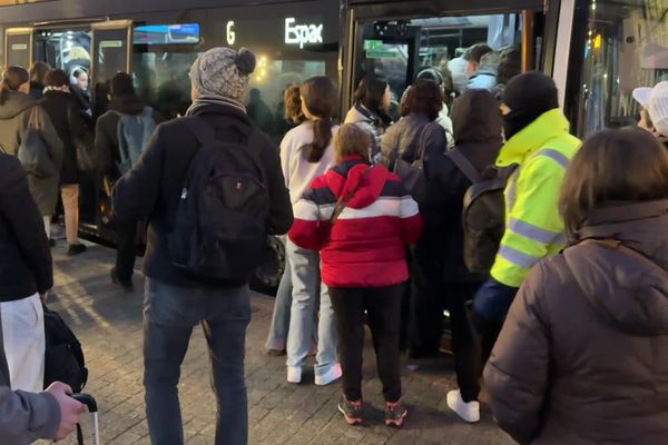 Aux heures de pointe, les bus de remplacement sont pris d'assaut par les usagers à Strasbourg.