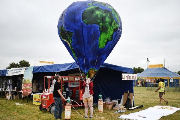 Deux jours de rencontres à Notre-Dame-des-Landes pour les opposants au projet de transfert de l'aéroport de Nantes-Atlantique, après le oui majoritaire obtenu à la consultation locale