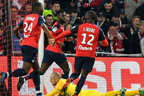 Jonathan Bamba (au centre) et Jonathan Ikoné (à droite) récompensés de leur belle saison avec le LOSC.