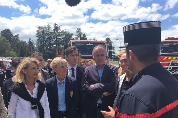 Le ministre de l'Agriculture, Didier Guillaume, en déplacement dans la Drôme. Ce dimanche matin, à la rencontre des pompiers