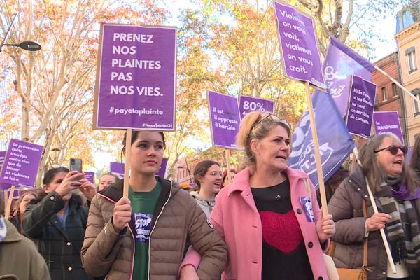 Près d'un millier de manifestants ont défilé ce samedi 25 novembre 2023 dans Toulouse, pour dire stop aux violences sexistes et sexuelles.