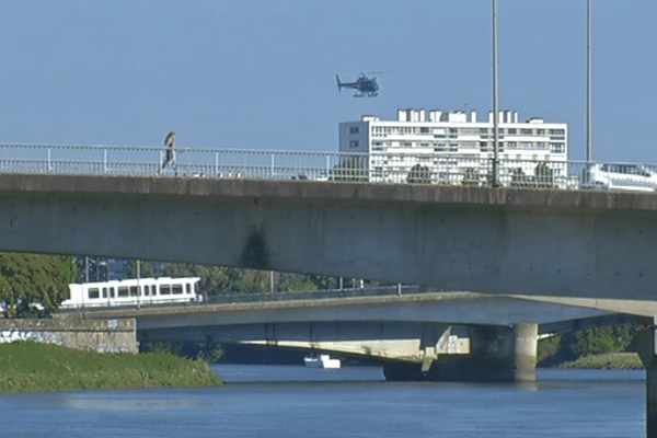 Un hélicoptère de la gendarmerie a survolé la Loire cet après midi à Nantes 