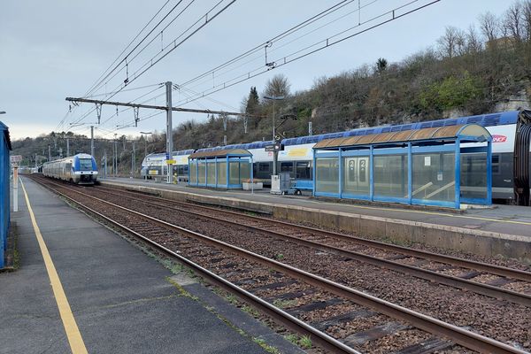 Des TER en gare d'Argenton-sur-Creuse.