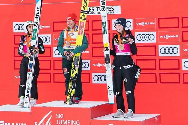 Le podium du samedi 15 décembre en coupe du monde de saut à ski féminin : première l'Allemande Katharina Althaus ;  deuxième la Japonaise Sara Takanashi, troisième la Slovène Ema Klinec