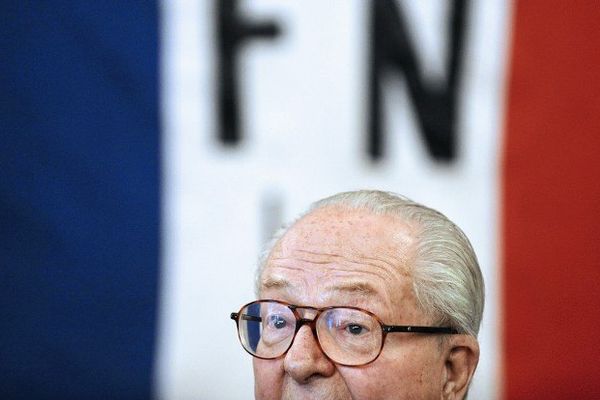 Le fondateur du Front National  lors d'une conférence de presse à Haute Goulaine en  Loire-Atlantique, le 13 janvier 2013