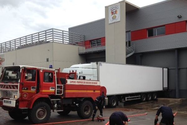 Opérations de pompage dans une boulangerie industrielle de la zone de Rousset. 