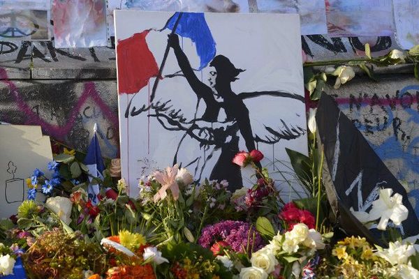 L'hommage national aux Invalides. A suivre en direct sur France 2.