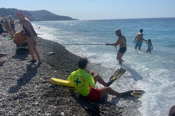 Des cordes ont été mises en place sur cinq plages de la Promenade des anglais afin de faciliter la sortie de l'eau parfois périlleuse des baigneurs.