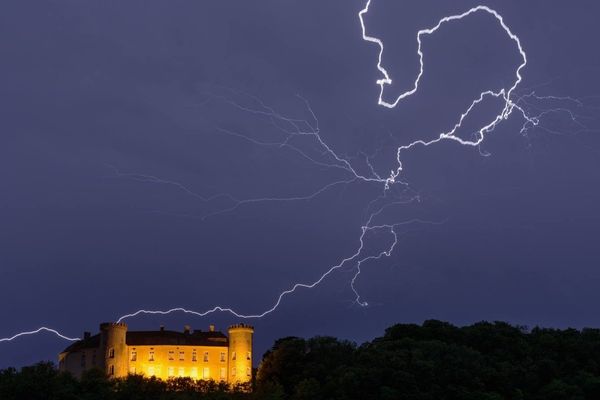 Éclairs au dessus du château de Ray-sur-Saône (70). https://www.facebook.com/LesPhotosDeMainro http://www.romainbruot.net/