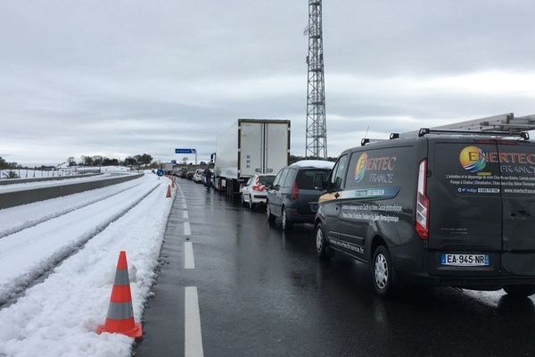 Des naufragés de la route ont été contraints de passer la nuit dans leur voiture sur l'A89. 