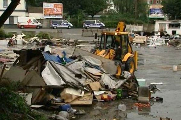 Les pelleteuses enlèvent les restes des habitations de fortune des Roms de Lille-Sud