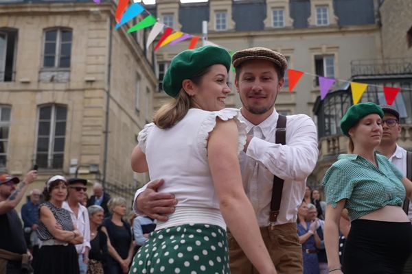 Des concerts à chaque coin de rues. Cette fête de la Musique 2024 à Caen (Calvados), s'est déroulée dans la bonne ambiance, en chant et en danse. De nombreuses personnes sont venues profiter du moment ce vendredi 21 juin 2024.