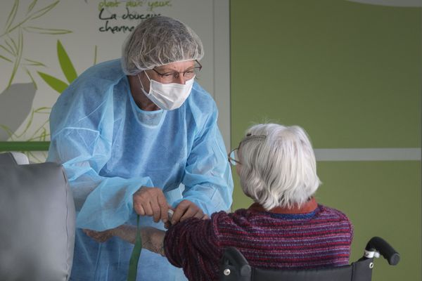 Résidents et personnels des Ehpad sont dépistés au Covid-19 depuis plusieurs semaines en France.