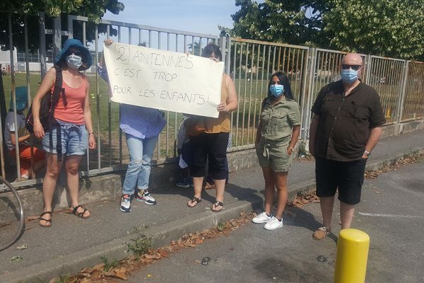 Toulouse - Les parents d'élève de l'école Lardenne dénoncent l'installation prochaine d'une deuxième antenne-relais à proximité de l'établissement scolaire. 2 juillet 2021.