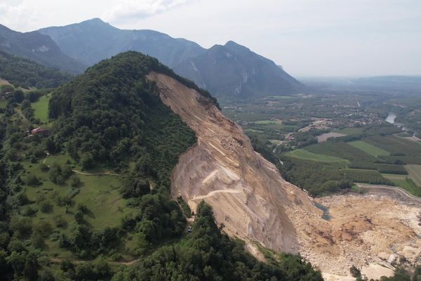 Le 25 juillet dernier, un pan de la montage s'était effondré sur la route reliant Grenoble à Valence. Quatre mois plus tard, les habitants de la Rivière attendent encore de connaître les causes de cet éboulement.