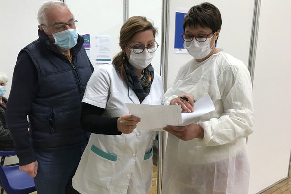 Les soignants du centre de vaccination de La Roche-sur-Yon, ce 18 mars 2021.