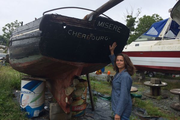 Sophie Ladame et son vieux bateau juste avant d'être déconstruit