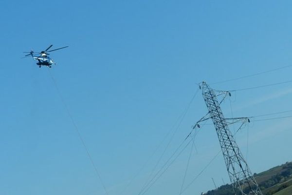 L'intervention du Super Puma auprès de la ligne à haute-tension en Charente .