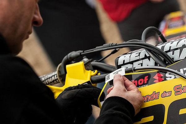 Le flashcode aposé sur la plaque avant de la moto lors de la Ronde des Sables 2013. A l'Enduropale 2014, l'intérieur de la visière du casque et un bracelet seront également équipés d'un flashcode. 