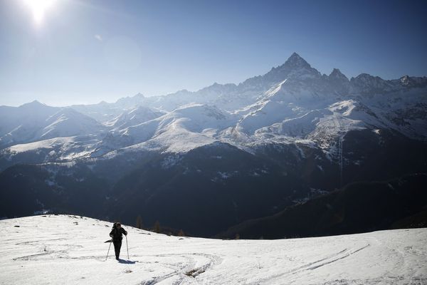 Un alpiniste gravissant la punta Ostanetta, avec le mont Viso en arrière-plan, dans le Piémont italien. (Illustration)