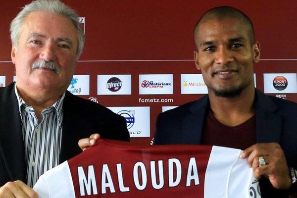 Florent Malouda lors de la signature de son contrat au FC Metz en septembre 2014