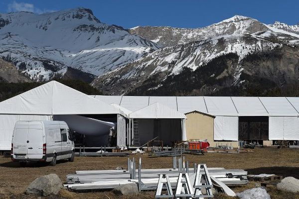 La tente installée au Vernet qui va accueillir la cérémonie d'hommage aux 149 victimes du crash.