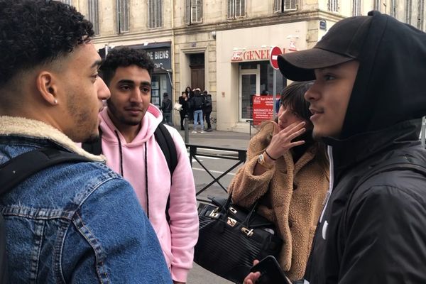 Municipales à Marseille : Lucas (gauche) et ses amis, étudiants en BTS au lycée Périer, discutent à la sortie des cours.