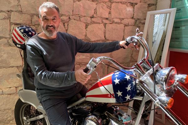 Nicolas Sarkadi pose avec la réplique de la mythique moto du film "Easy Rider".