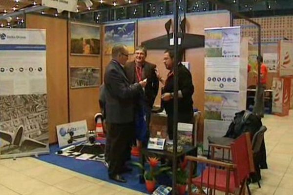 Le carrefour des maires à la grande halle d'Auvergne et ses 80 exposants permet aux collectivités et à leurs prestataires de se rencontrer et d'échanger des idées pour mieux aménager les communes.