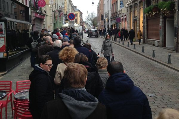 Une queue interminable au Merveilleux dans le Vieux-Lille