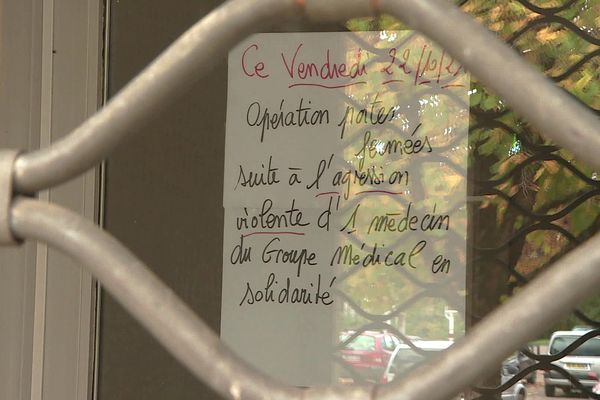 La grille du cabinet médical de Beaubreuil fermée après l'agression d'un de ses médecins.