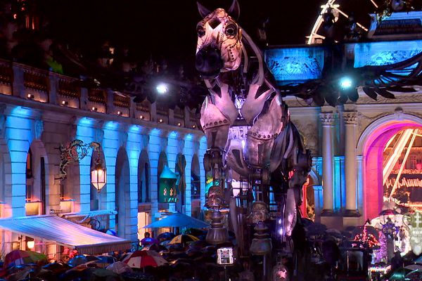 Le grand cheval du défilé de Saint-Nicolas 2023 avait geré magistralement son passage sous l'arc Héré avant de finir son galop place Stanislas.