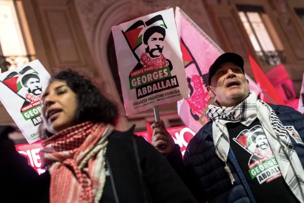 Des manifestants scandent un slogan en tenant une pancarte sur laquelle on peut lire « Libérez Georges Abdallah » lors d'un rassemblement pour exiger la libération de l'activiste pro-palestinien libanais Georges Ibrahim Abdallah, à Toulouse, le 19 décembre 2024.