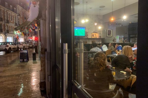 Portes fermées, les supporters se sont réfugiés dans les bars pour éviter le froid.