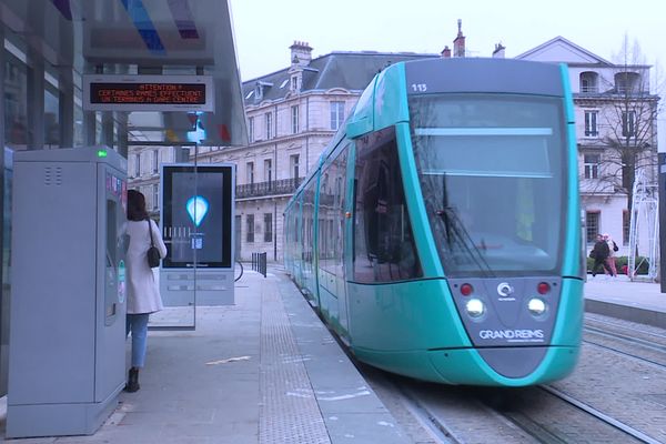 Certaines rames du réseau de tramway de Reims ont désormais pour terminus la station Gare Centre.