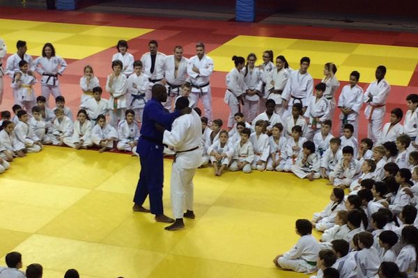 Teddy Riner enseigne le judo dans le cadre de l'Académie Teddy Riner.