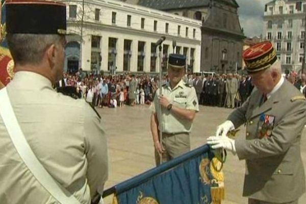 Remise de la croix de la valeur militaire au 126ème RI de Brive, Clermont-Ferrand, 25-06-2013