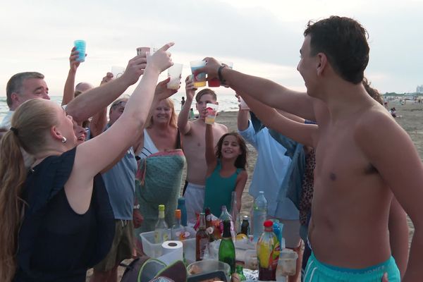 Cette famille organise tous les ans un pique-nique sur la plage de la Grande-Motte.