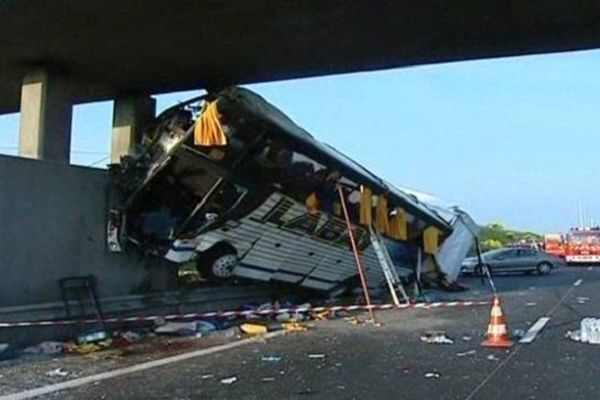 7 morts et 25 blessés dans l'accident de car survenu en mai 2008 sur l'A10.
 