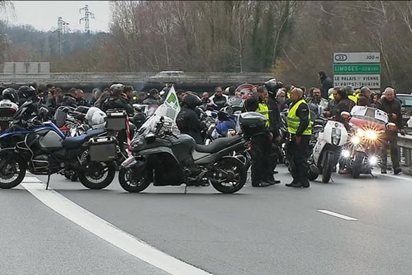 Samedi 17 février 2018, 300 motards de la Creuse et de la Haute-Vienne bloquent l'A20, dans les deux sens.