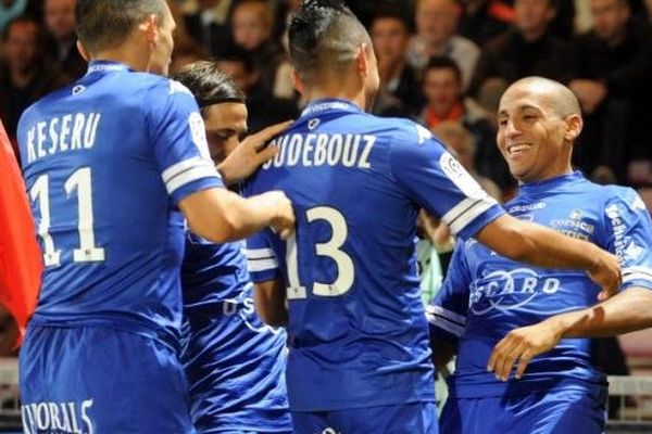 La joie de Wahbi Khazri, célébré par ses co-équipiers après son but face à Guingamp